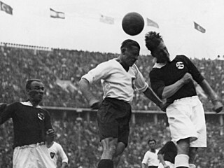 Olympijský fotbalový turnaj v Berlínì 1936. Momentka z utkání Norska (tmavé...