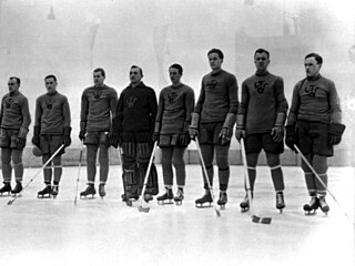 Wolfgang Dorasil (tøetí zprava) v dresu národního týmu. (1933)