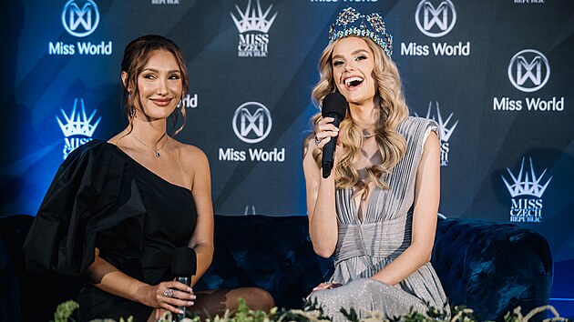 Modelka Krystyna Pyszková na tiskové konferenci po vítìzství na Miss World. Na snímku spoleènì s øeditelkou Miss Czech Republic Taánou Makarenko (Staromìstská radnice, Praha, 25. bøezna 2024)