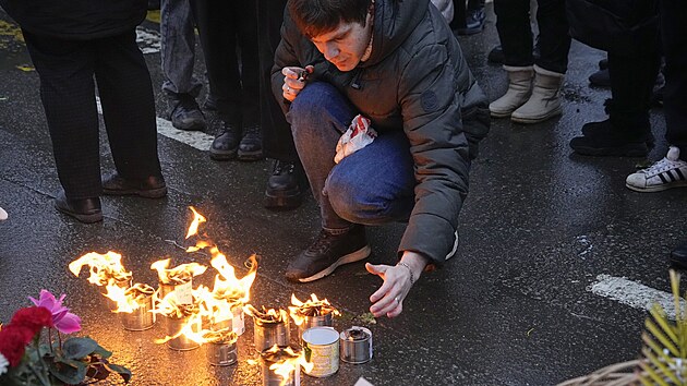 Rusové nosí na pietní místa kvìtiny, plyšáky a  zapalují svíèky. (23. bøezna 2023)