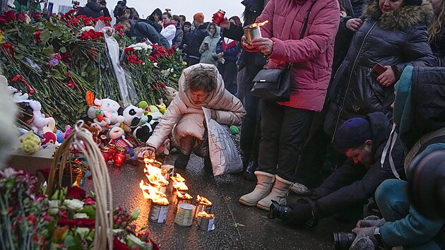 Rusové nosí na pietní místa kvìtiny, plyšáky a  zapalují svíèky. (23. bøezna 2023)