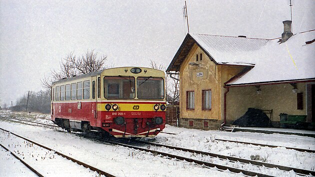 Motorový vùz 810.269 ve stanici Lubná (1997)