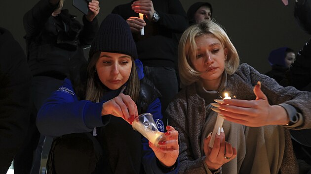 Lidé v Simferopolu na Krymu zapalují svíèky pozdì veèer v den teroristického útoku v koncertní hale v Moskvì. (22. bøezna 2024)