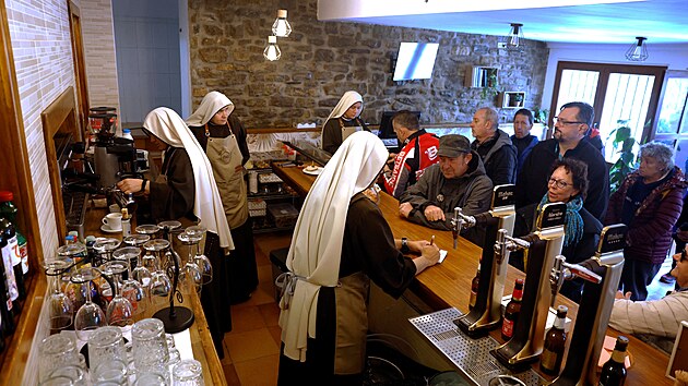 Øádové sestry obsluhují zákazníky ve svatyni Estibaliz u baskického mìsta Vitoria. (24. bøezna 2024)