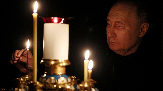Ruský prezident Vladimir Putin ve státní rezidenci Novo-Ogarjovo u Moskvy zapaluje svíèku na památku obìtí útoku. (24. bøezna 2024)