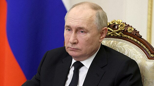 Ruský prezident Vladimir Putin pøedsedá schùzce, na které se projednávají opatøení pøijatá po útoku na koncertní halu u Moskvy. (25. bøezna 2024)