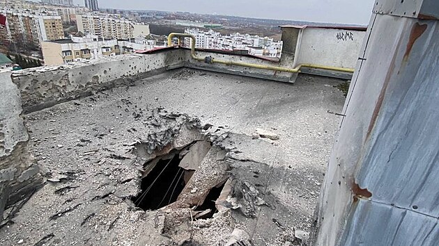 Pohled na poškozenou støechu obytné budovy v ruském Belgorodu. Podle místních...