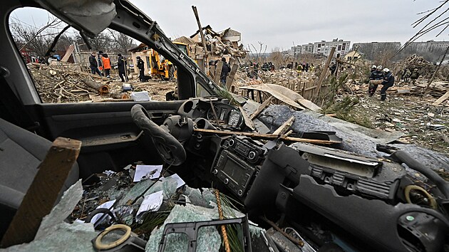 Èlen záchranného týmu mezi troskami na místì obytných budov znièených ruským raketovým úderem v Záporoží (22. bøezna 2024)