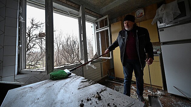 Obyvatel Záporoží odstraòuje trosky ze svého bytu poškozeného ruským raketovým útokem. (22. bøezna 2024)