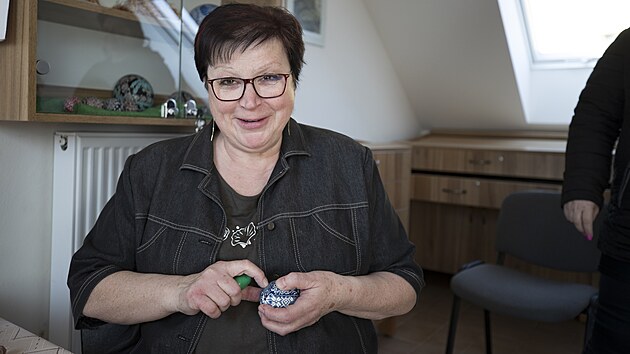 Jarmila Nádeníèková se specifickou techniku vyrývání pestrých motivù do vajíèek nauèila pøed pùl stoletím a používá ji dodnes. Spousta jejích výtvorù je k vidìní v muzeu v Borkovanech na Bøeclavsku.