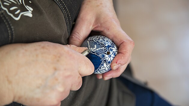 Jarmila Nádeníèková se specifickou techniku vyrývání pestrých motivù do vajíèek nauèila pøed pùl stoletím a používá ji dodnes. Spousta jejích výtvorù je k vidìní v muzeu v Borkovanech na Bøeclavsku.
