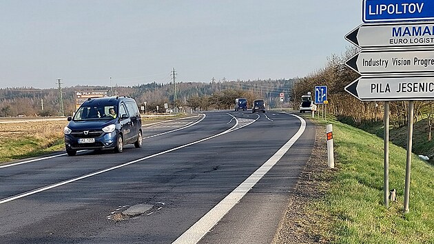 Díra v silnici I/21 vedle Jesenice u odboèky na Lipoltov, na níž redakci upozornili ètenáøi.