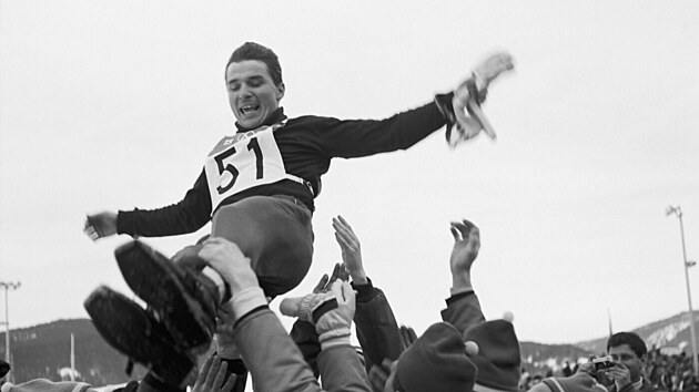 Skokan Jiøí Raška slaví nad hlavami kolegù olympijské zlato z Grenoblu 1968.