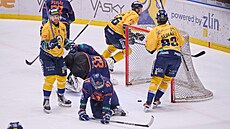Hokejisté Zlína støílí gól do sítì Litomìøic v semifinále první hokejové ligy.