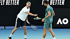 Goran Ivaniševiè (vlevo) a Novak Djokoviè pøi tréninku  na letošním Australian...