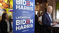 Americký prezident Joe Biden s latinoamerickými volièi v v mexické restauraci v...