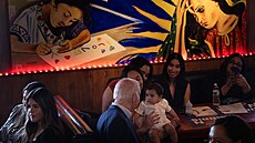 Americký prezident Joe Biden s latinoamerickými volièi v v mexické restauraci v...
