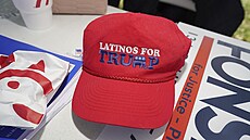 Kšiltovka vyjadøující podporu Latinoamerièanù exprezidentovi Donaldu Trumpovi v...