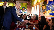 Prezident Joe Biden na pøedvolební akci v restauraci El Portal ve Phoenixu (19....