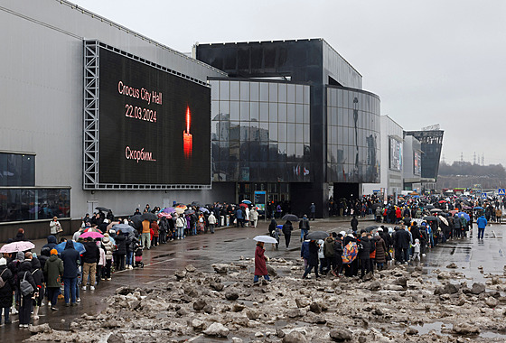 Ke koncertní hale Krokus na okraji Moskvy proudí mnoho lidí, aby pøišli položit...