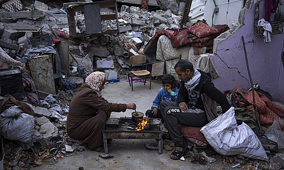 Rafáh. Palestinská rodina si v troskách svého domu chystá jídlo. (18. bøezna...