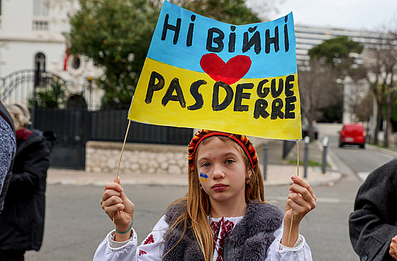 Protest proti invazi Ruska na Ukrajinu pøed ruským konzulátem v Marseille