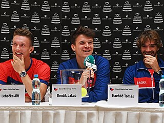 Èeští tenisté (zleva) Jiøí Leheèka, Jakub Menšík a Tomáš Macháè po losu...
