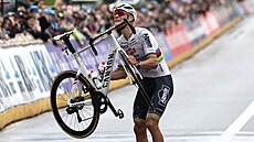 Nizozemský cyklista Mathieu van der Poel vítìzí v klasice Kolem Flander.
