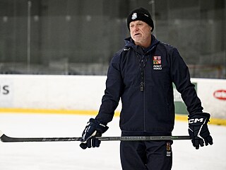 Trenér èeské hokejové reprezentace Radim Rulík pøi tréninku na srazu v Øíèanech.