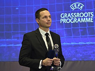 Jiøí Žilák pøebírá cenu pro nejlepšího trenéra dorostu (2019).