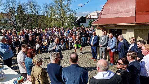 Náchodský starosta Jan Birke s kolegy z radnice a polskými hosty otevøeli prameník Jakub s minerálkou Idou. (6. dubna 2024)
