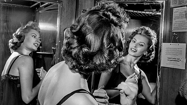 Kary H. Lasch: Sophia Lorenová pøi ranní hygienì ve vlaku do Stockholmu (1955)