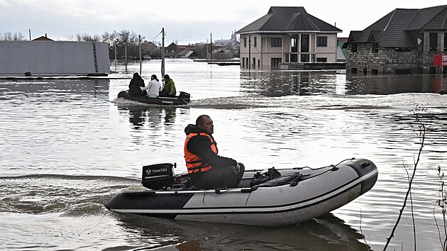 Záchranáøi zasahují v zaplaveném ruském Orsku. (7. dubna 2024)