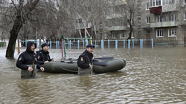 Záchranáøi zasahují v zaplaveném ruském Orsku. (7. dubna 2024)