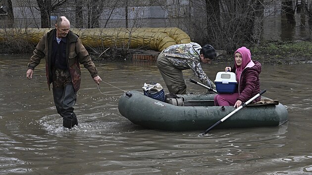 Lidé v zaplaveném ruském Orsku (7. dubna 2024)
