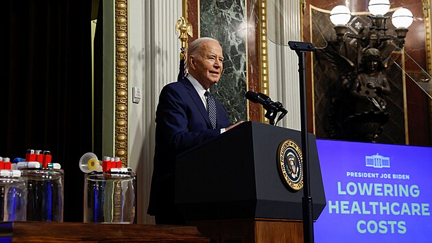 Joe Biden bìhem proslovu v Bílém domì, který se týkal snížení nákladù ve zdravotnictví (3. dubna 2024)