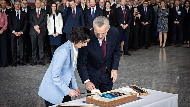 Belgická ministrynì zahranièí Hadja Lahbib a šéf NATO Jens Stoltenberg krájí dort k 75. výroèí vzniku NATO v bruselské centrále Aliance (4. dubna 2024)