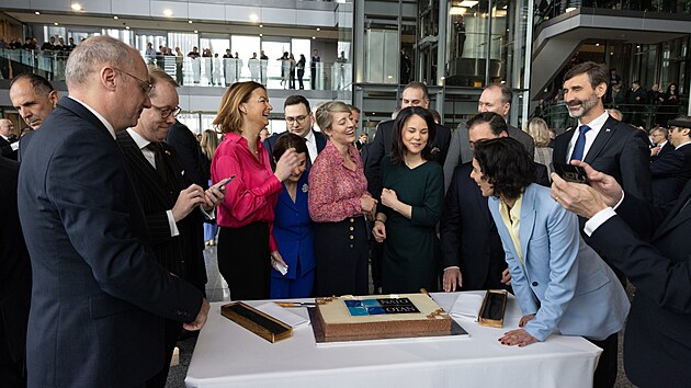 Ministøi zahranièí NATO pøi krájení dortu k 75. výroèí vzniku Aliance v bruselské centrále (4. dubna 2024)
