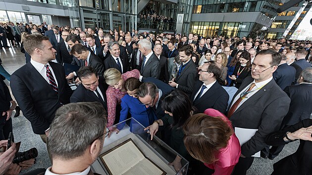 Ministøi zahranièí NATO si prohlížejí originál zakládací Washingtonské smlouvy bìhem slavnosti k 75. výroèí vzniku Aliance v bruselské centrále (4. dubna 2024)