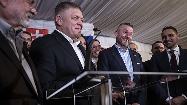 Pøedseda parlamentu Peter Pellegrini zvítìzil v druhém kole slovenských prezidentských voleb. Pøišel ho podpoøit i premiér Robert Fico. (6. dubna 2024)