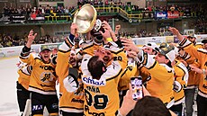 Vsetínští hokejisté se radují s pohárem z triumfu v první lize.