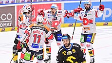 Pardubiètí hokejisté Adam Musil, David Musil, Tomáš Vondráèek a Peter Èerešòák...