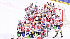 Pardubiètí hokejisté se radují z výhry ve druhém semifinále proti Litvínovu.