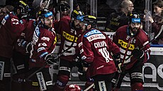 Hokejisté Sparty slaví gól v závìru zápasu s Tøincem.