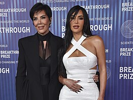 Kris Jennerová a Kim Kardashianová na udílení Breakthrough Prize (Los Angeles,...