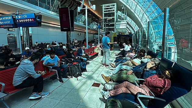 Cestující èekají na své lety na mezinárodním letišti v Dubaji. (17. dubna 2024)