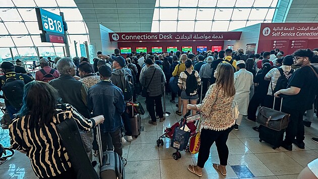 Cestující èekají na své lety na mezinárodním letišti v Dubaji. (17. dubna 2024)