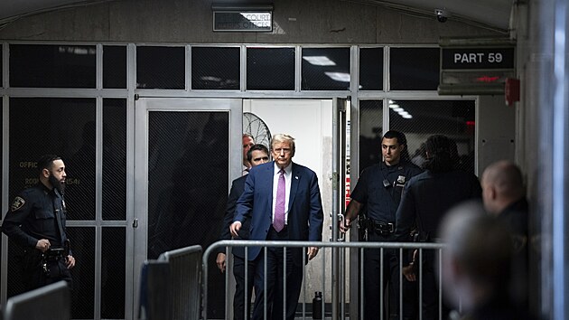 Bývalý prezident Donald Trump vychází ze soudní sínì bìhem pøestávky na Manhattanu v New Yorku. (19. dubna 2024)