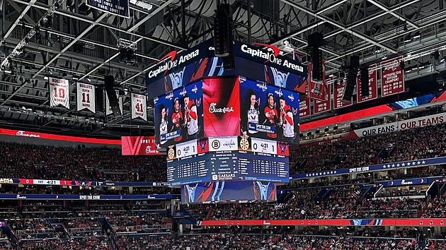 Èeský premiér Petr Fiala na hokejovém zápase Washington Capitals proti Boston Bruins. (16.dubna 2024)