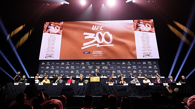Velká tisková konference pøed UFC 300. Jiøí Procházka sedí úplnì vlevo.